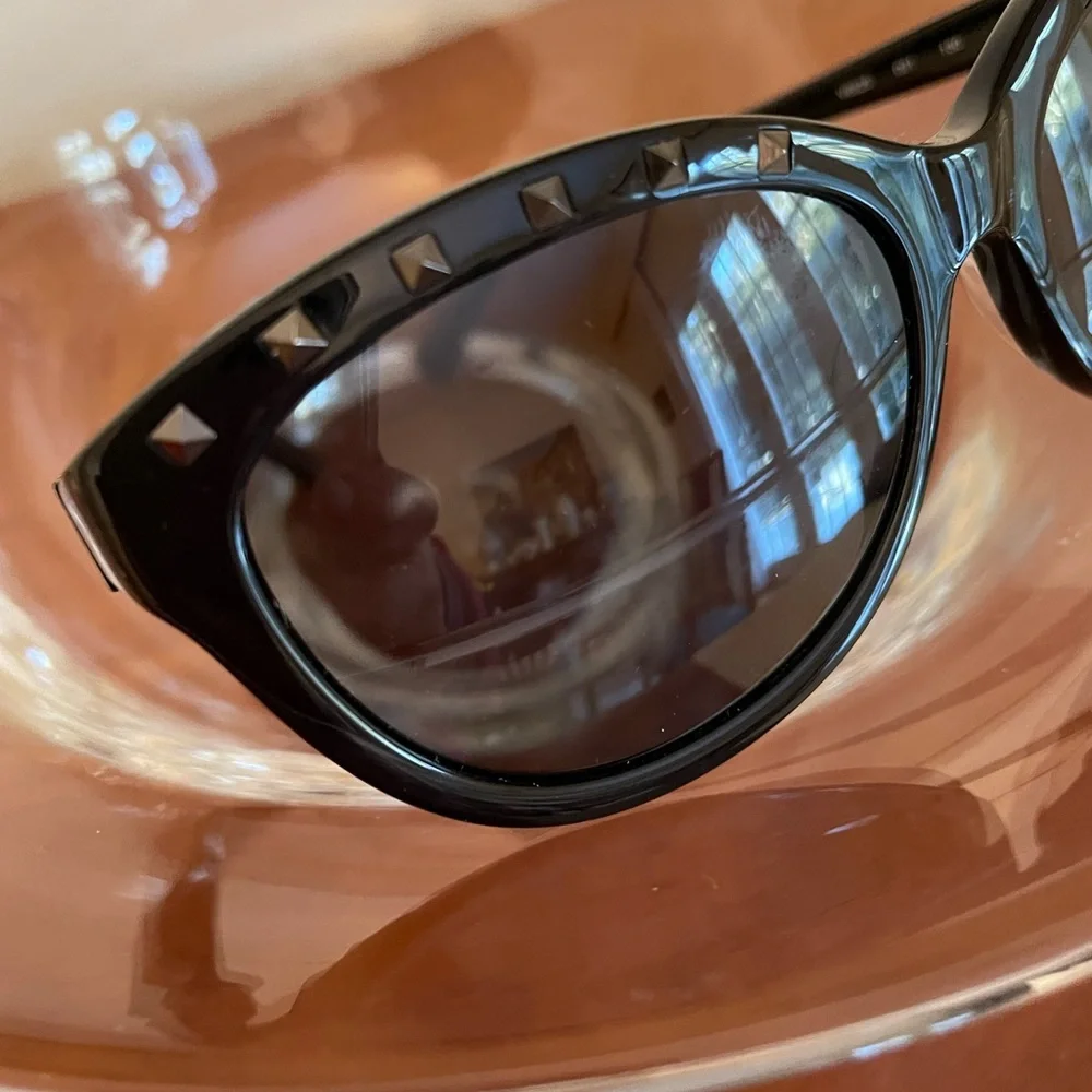 VALENTINO ROCKSTUD SUNGLASSES - Picture 3 of 8